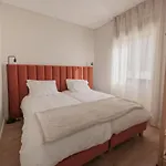 Albina's Guest House, Em Leca, A 500m Da