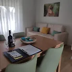 Albina's Guest House, Em Leca, A 500m Da