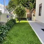 Albina's Guest House, Em Leca, A 500m Da