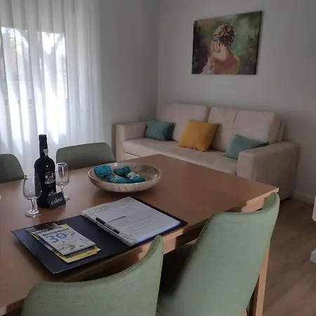 Albina's Guest House, Em Leca, A 500m Da