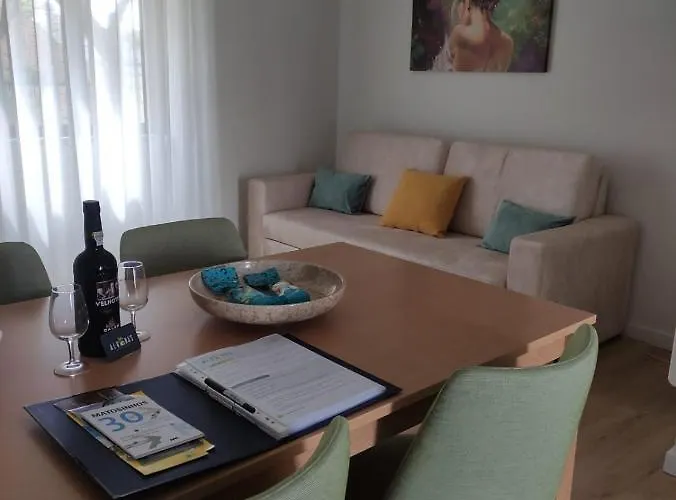 Albina's Guest House, Em Leca, A 500m Da