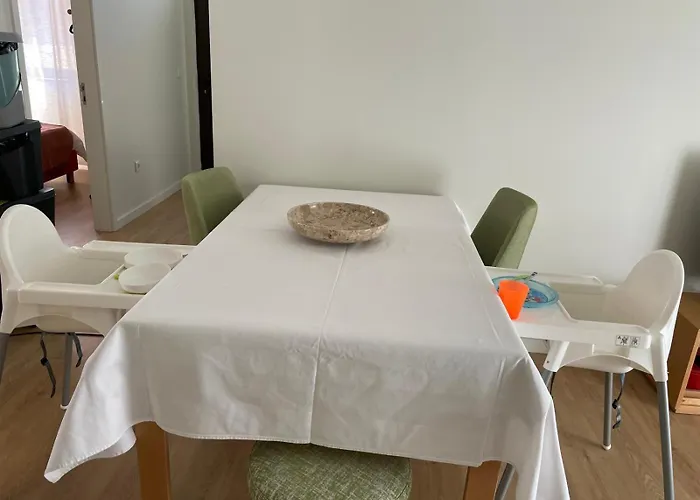 Albina's Guest House, Em Leca, A 500m Da